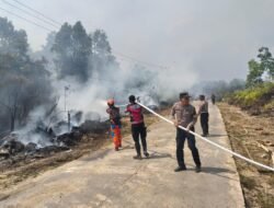 Polres Murung Raya Bersama Tim Satgas Karhutla Terus Berupaya Padamkan Karhutla di Jalan Desa Juking Pajang