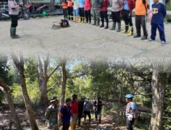 Personel Polsek Karau Kuala dan Polsek Jenamas Bersinergi Padamkan Karhutla, Cegah Api Meluas