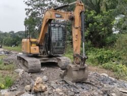 Alat Berat Ratakan Timbunan Jalan, Percepat Pembangunan Infrastruktur TMMD Reguler Ke-129