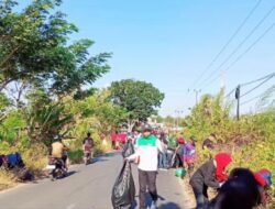Kolaborasi Bersama MPAI My Darling, Koramil 1009-02/Pelaihari Bersihkan Sampah di Jalan Desa Atu-Atu