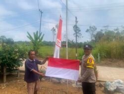 Kobarkan Nasionalisme, Polsek Tanah Siang Bagikan dan Pasang Bendera Merah Putih