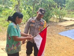 Semarakan Nasionalisme, Polsek Permata Intan Bagikan dan Pasang Bendera Merah Putih