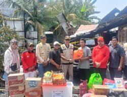 Babinsa Dampingi Penyerahan Bantuan Pascakebakaran Rumah Warga Desa Hapalah
