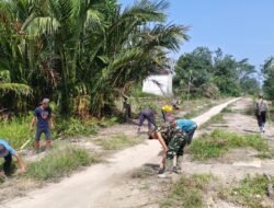 Peduli Lingkungan, Satgas TMMD Bersihkan Jalan Setapak
