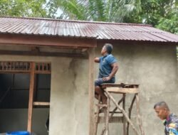 Satgas TMMD Reguler Ke-129 Pasang Lisplang MCK RTLH Warga Tempapan Hulu