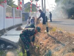Babinsa dan Warga Banua Jingah Gotong Royong Bersihkan Lingkungan