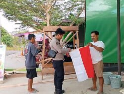 Kobarkan Nasionalisme, Laung Tuhup Bagikan dan Pasang Bendera Merah Putih