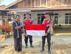 Kobarkan Semangat Jelang HUT RI Ke-81, Sat Samapta Polres Murung Raya Berbagi Bendera Merah Putih Kepada Masyarakat