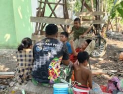 Bermain Bersama Anak-Anak, Satgas TMMD Ke-129 Lepas Lelah Usai Bekerja