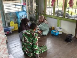 Satgas TMMD Reguler ke-129 Dampingi Nakes Periksa Kesehatan Warga Tempapan Hulu