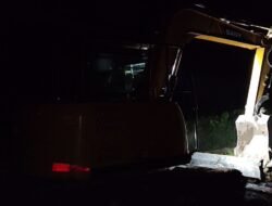 Alat Berat Bekerja Hingga Malam, Dukung Percepatan Pembangunan Jalan TMMD Reguler ke-129