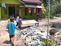 Semangat Anak-Anak Bantu Angkat Pintu RTLH Milik Buk Nining