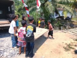 Anak-Anak Tempapan Hulu Semangat Bantu Satgas Angkat Pintu RTLH Buk Nining