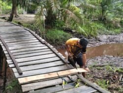 Satgas TMMD Isi Waktu Luang, Pasang Papan Jembatan Warga yang Rusak