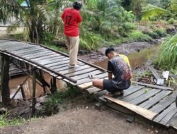 Satgas TMMD Manfaatkan Waktu Istirahat Bantu Warga Benahi Jembatan Rusak