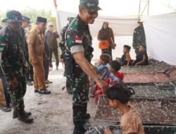 Pelaksanaan Sunatan Massal pada Penutupan TMMD Reguler ke-129 di Tempapan Hulu di Tinjau Danrem 121/Abw