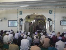Dandim 1002/HST Shalat Jumat Bersama Warga di Masjid Al Munawaroh