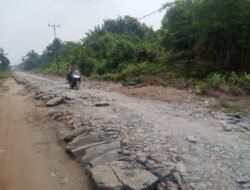 Anak Sekolah Nikmati Hasil Pembangunan Jalan Program TMMD Reguler Ke-129