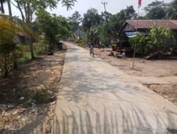Anak-Anak Nikmati Jalan Rabat Beton Hasil Program TMMD Reguler ke-129