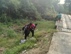 Polri Peduli Lingkungan, Sat Samapta Polres Murung Raya Bersihkan Sampah di Sekitaran Jembatan Taheta Juking Pajang