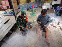 Dekat Dengan Warga Babinsa Koramil 04/Jawai Komsos Bersama Nelayan di Wilayah