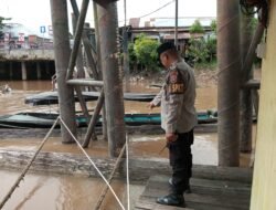 Personel Polsek Dusel Patroli Dialogis, Cek Ketinggian Air Di Pelabuhan Pasar Lama Buntok