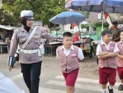 Strong Point Pagi Di Area Sekolah, Satlantas Polres Murung Raya Bantu Sebrangi Pelajar