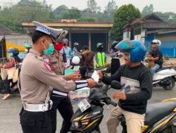Peduli Kesehatan, Satlantas Polres Murung Raya Bersama PKS SMAN 3 Puruk Cahu Bagikan Masker Gratis Kepada Pengguna Jalan, Antisipasi Dampak Kabut Asap