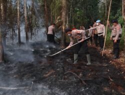 Respon Cepat Karhutla, Kapolres Barsel Pimpin Padamkan Titik Api Di Desa Bantai Bambure