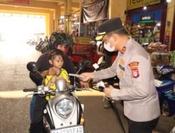 Peduli Kesehatan Masyarakat Terhadap Asap, Kapolres Barsel Bagikan Masker Gratis