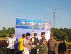 Bentuk Dukungan Pembinaan Usia Dini, Babinsa Koramil 1009-06/Kintap Hadiri Laga Final Piala Soeratin U-17 Kalsel