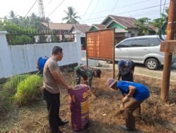 Babinsa dan Warga Banua Binjai Gotong Royong Bersihkan Lingkungan