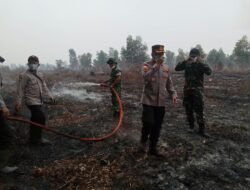 Sinergitas TNI Dan Polri Atasi Karhutla, Dandim 1208/Sambas Bersama Kapolres Turun Langsung Padamkan Api