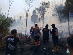 Bersama Tim Gabungan, Kapolsek Murung Terjun Langsung Tangani Karhutla di Jalan Padat Karya Kel. Beriwit