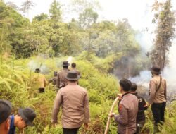 Respon Cepat Karhutla, Kapolres Barsel Padamkan Titik Api Di Masimpun Desa Kalahien
