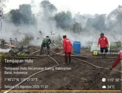 Upaya Pencegahan Penyebaran Titik Api, Anggota Koramil 07/Teluk Keramat Bersama Dinas Terkait Padamkan Karhutla