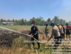 Polsek Kapuas Timur Bersama Tim Gabungan Tangani Karhutla di Desa Anjir Serapat Tengah