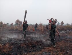 Atasi Jauhnya Sumber Air di Lokasi Karhutla, Anggota Koramil 04/Jawai Bangun Sumur Bor