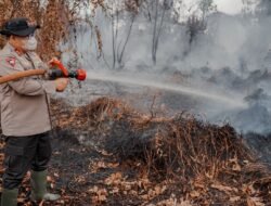 Turun Langsung! Kapolda Kalbar Ikut Serta Padamkan Api di Dua Titik Karhutla Kubu Raya