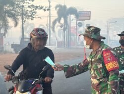 Kabut Asap Menebal, Babinsa dan Pemdes Gunung Raja Turun ke Jalan Bagikan Ratusan Masker