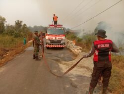 Babinsa Sigap Bantu Warga Padamkan Karhutla di Binturu, 6 Hektare Lahan Terbakar