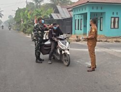 Koramil Pandawan Bagikan Masker Gratis untuk Pengguna Jalan
