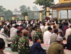 Tim Penyuluh Karhutla Mabes TNI Wilayah Kabupaten Sambas Ikuti Salat Istisqa di Halaman Keraton Sambas