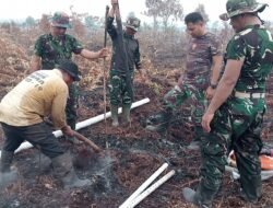 Atasi Kesulitan Air di Lokasi Karhutla, Danramil 04/Jawai Turun Langsung Bangun Sumur Bor