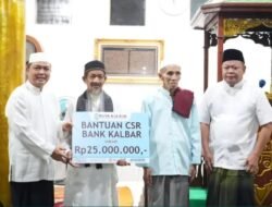 Gubernur Kalbar Ria Norsan Didampingi Dirut Bank Kalbar Serahkan Bantuan CSR Rp25 Juta untuk Masjid Nurul Yaqin Serimbu