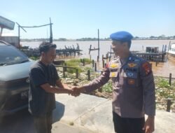 Satpolairud Polres Kapuas Cek Kelengkapan Alat Keselamatan kapal yang melintas DAS Kapuas