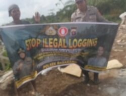 Menggunakan Spanduk Anggota Polsek Basarang Melaksanakan Sosialisasi Stop Ilegal Logging