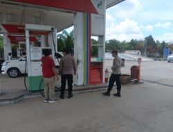 *Polsek Dusun Timur Pantau Aktivitas Warga di SPBU Watas, Pastikan Stok BBM Aman dan Situasi Kondusif*