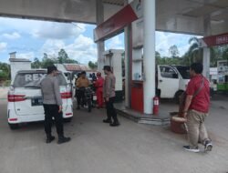 *Personel Polsek Dusun Timur Berikan Edukasi Tertib Mengisi BBM kepada Masyarakat di SPBU Watas*