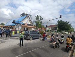 Dukung Kelancaran Ibadah Minggu, Sat Lantas Polres Sukamara Atur Arus Kendaraan di Depan Gereja